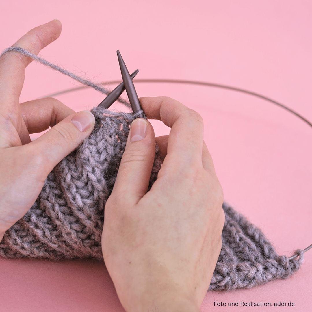 	

addiMystic Lace Rundstricknadel Aluminium Nadelspitzen eloxiert 60cm Seillänge im Strickprozess mit Strickprojekt in Rippenmuster