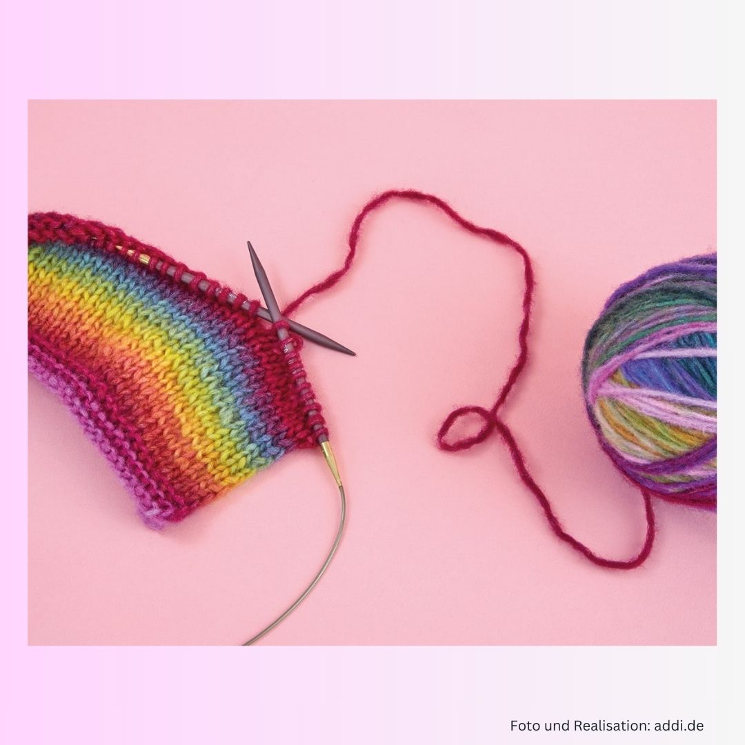 	

addiMystic Lace Rundstricknadel Aluminium Nadelspitzen eloxiert 60cm Seillänge mit Wolle und Strickprojekt in Regenbogenfarben