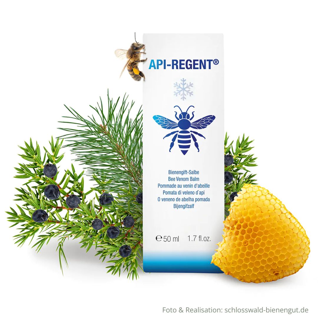 Bienengiftsalbe 50ml Api-Regent kühlend in Verpackung umringt von Deko Kräuter Honigwabe