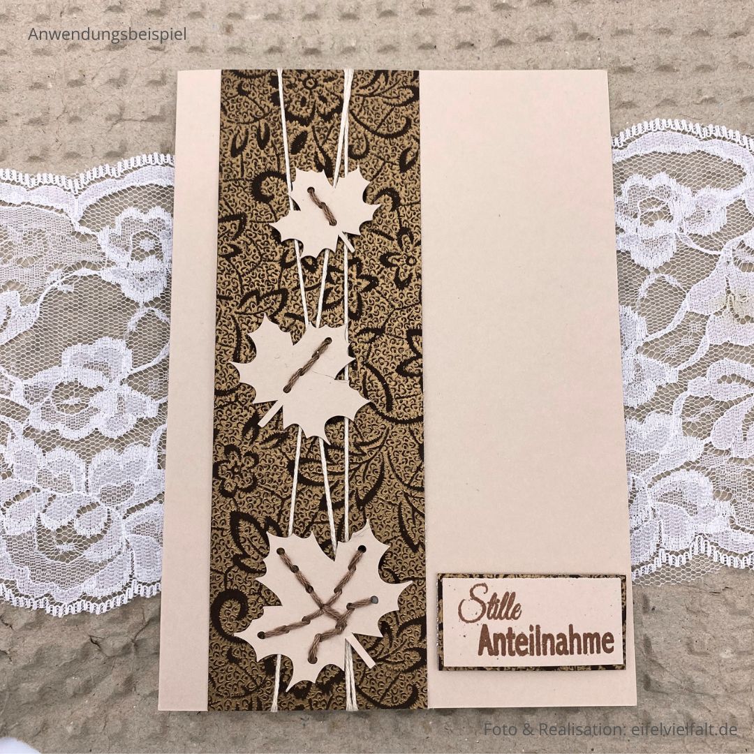 Trauerkarte aus dem Set Stick & Papier in beige in der Größe B6 mit einem dunkelbraunen Designpapier mit in beige bestickten Ahornblättern  - sitlle Anteilnahme