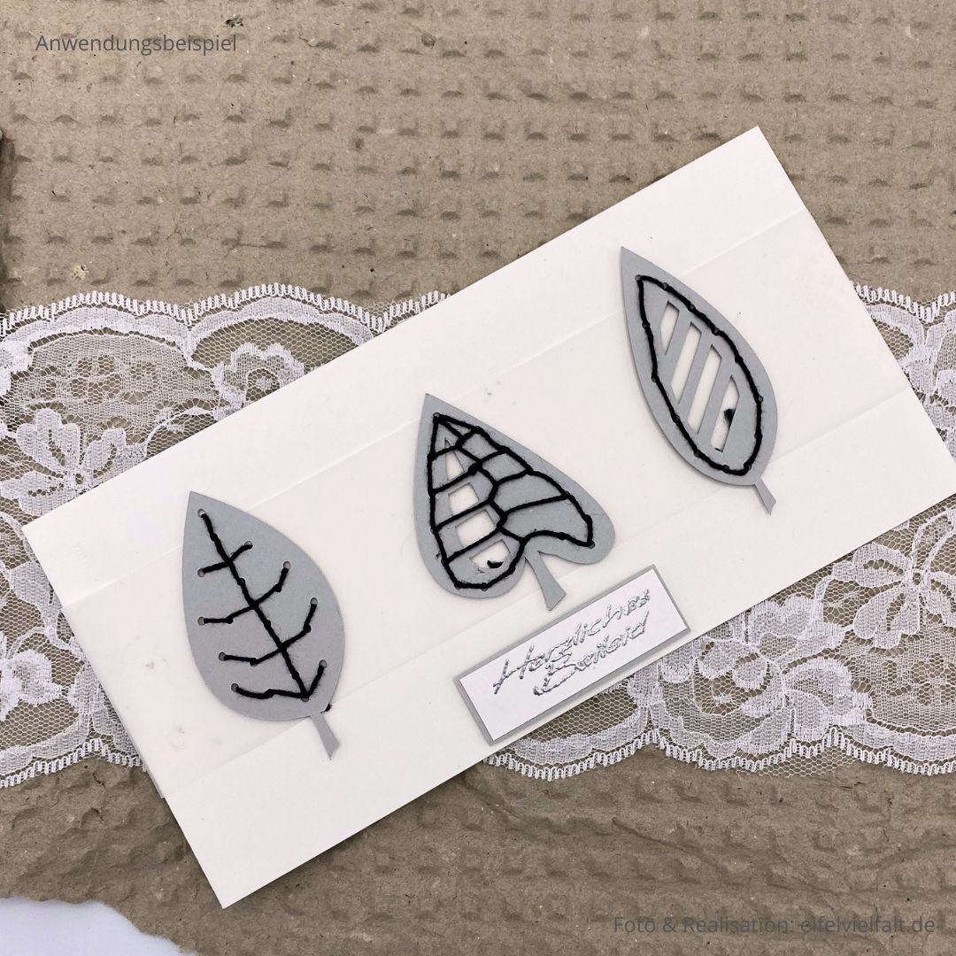 Trauerkarte aus dem Set Stick & Papier in weiß DIN lang mit einem transparenten Streifen und bestickten grafischen Blättern in grau