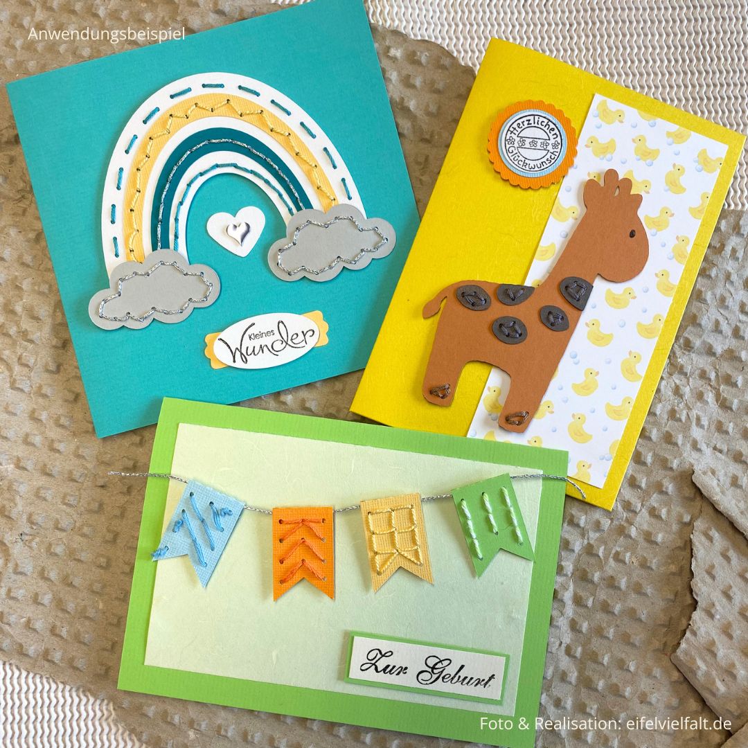 DIY-Stickkarten-Set für Geburt und Taufe mit 3 versch. Karten in gelb, türkis und grün mit Stickelementen wie Giraffe Fähnchen und Regenbogen, die alle entsprechend harmonisch bestickt sind
