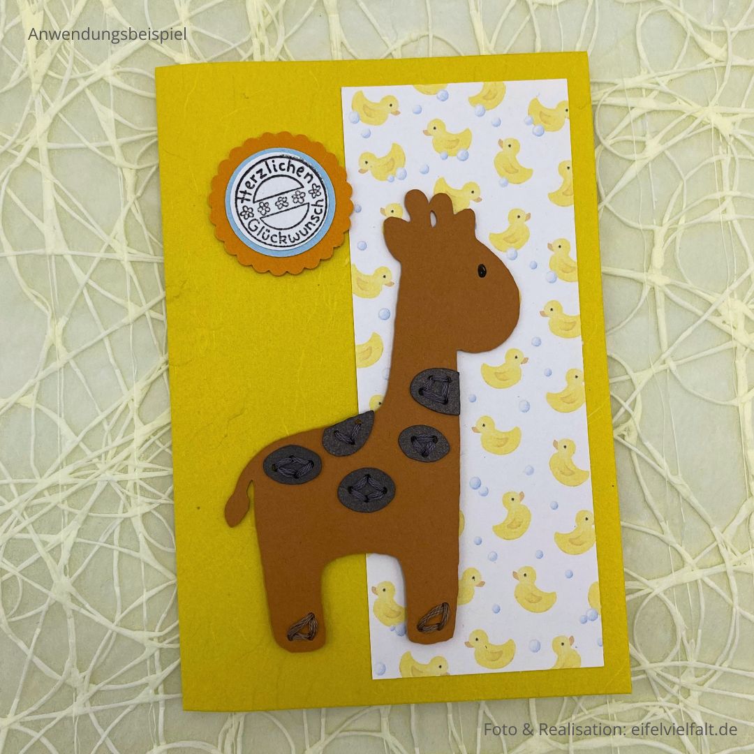 Stick & Papier Geburt und Taufe - aus diesem Set die gelbe Karte in B6 mit einer Giraffe auf einem Designpapierstgstreifen