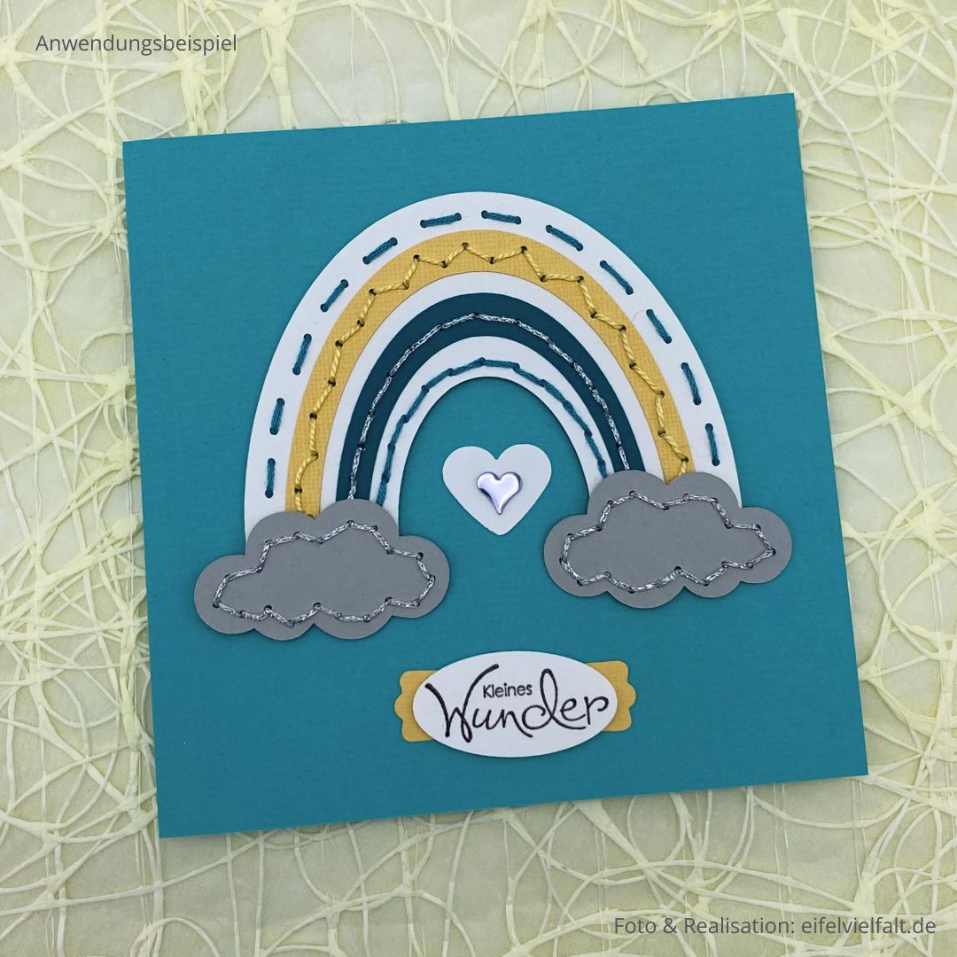 Stick-Set „Stick & Papier – Geburt & Taufe“ 
DIY-Stickkarten-Set mit 1 Karte quadratisch in türkis mit einem Regenbogen und 2 Wolken harmonsich bestickt