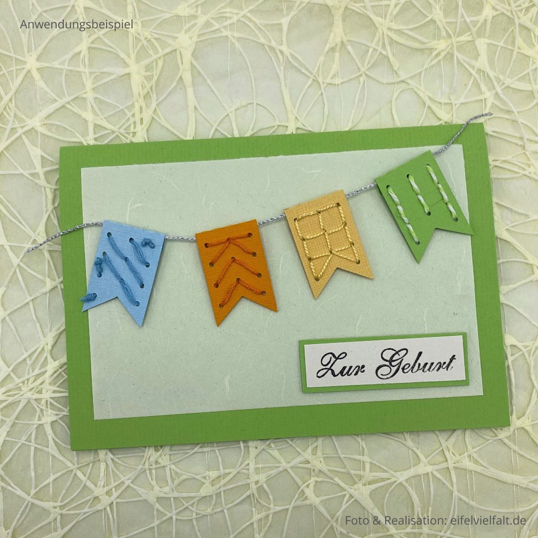 Stick & Papier Geburt und Taufe - DIY Stickkarten-Set mit 1 grünen Karte mit 4 bunten bestickten Fähnchen verziert auf einem Designpapier