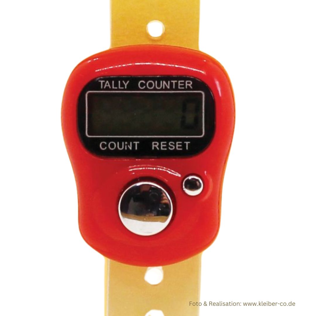 Digitaler Reihenzähler der Fa. Kleiber aus dem Allgäu in rot - Reihenzähler mit Band individuell am Finger befestigen - detaillierte Ansicht des digitalen Zählers in rot