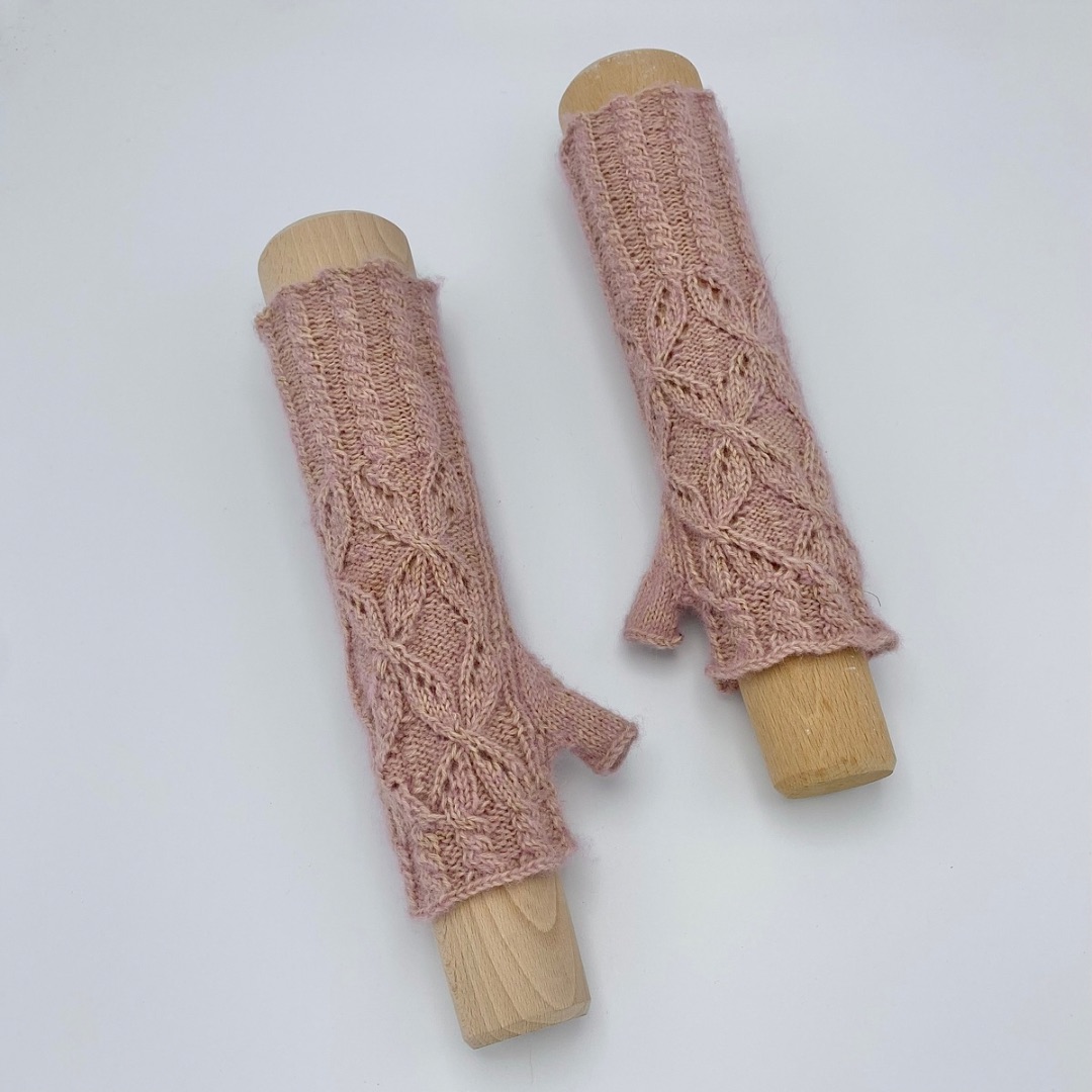 Armstulpen handgestrickte Handstulpen Zopf rosa auf Holz