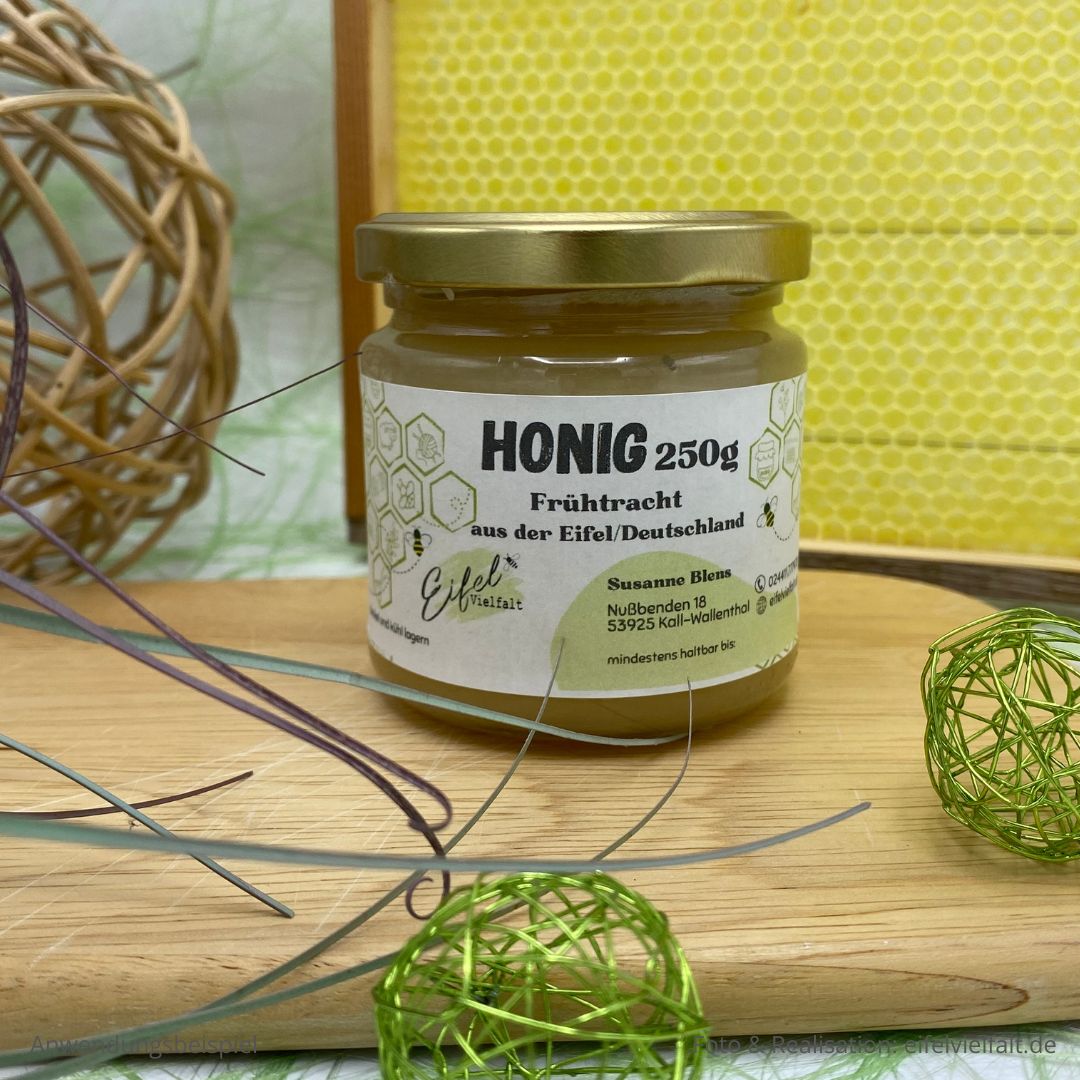 Bienenhonig Frühtracht im 250g Glas als Einzelglas dekoriert auf einm Holzbrettchen vor einer Wabe mit Mittelwand aus Bienenwachs - von Eifelvielfalt - Honig aus der Eifel 