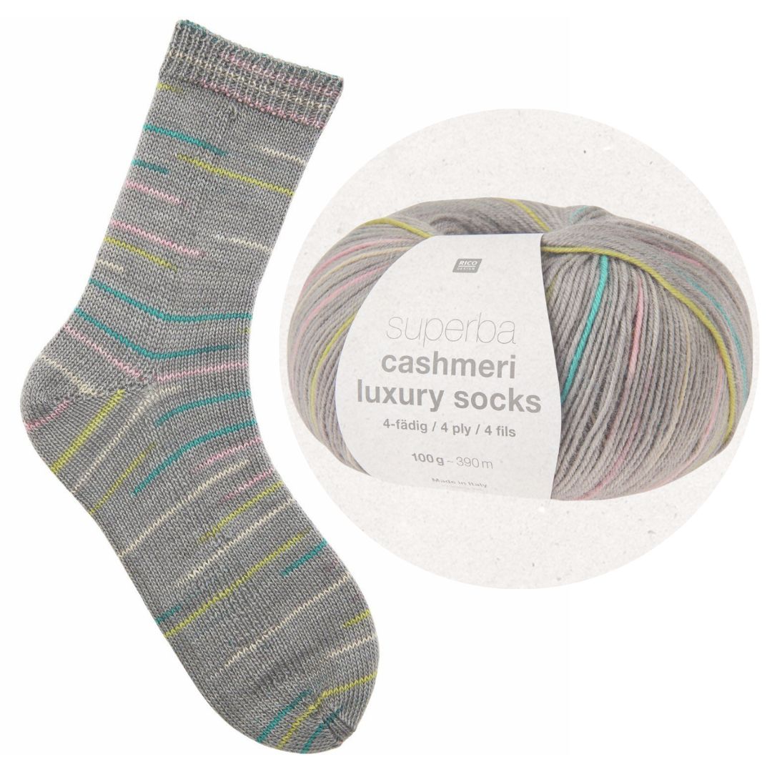 Sockenwolle cashmeri romatic hues 100g Knäuel und Socke gestrickt in mittelgrau mit smaragd und senffarbenen Streifen
