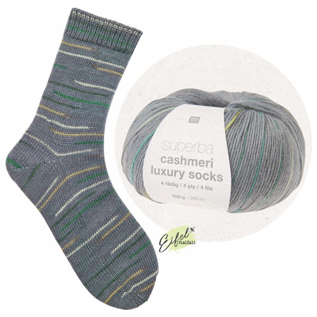 Sockenwolle cashmeri hunter greens Farbe 047 100g Knäuel und Socke gestrickt in dunkelgrau mit dunkelgrünen, blattgrünen, ockerfarbenen und weißen Streifen