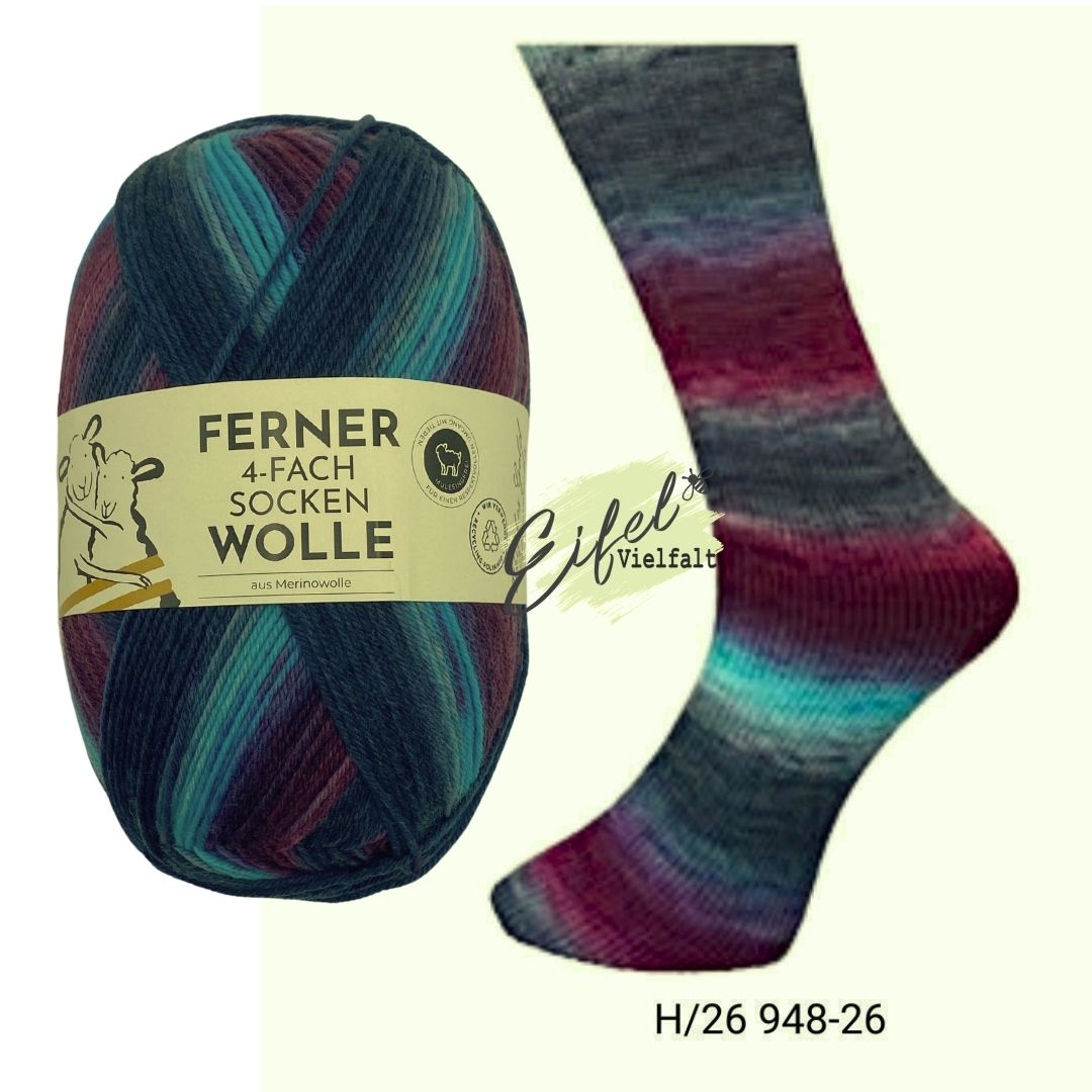 Ferner Sockenwolle 4-fach 100g 420m dargestellt als Knäuel und gestrickte Socke - Farbe Nr. 948 Free Spirit in weinrot azurblau dunkelblau erika
